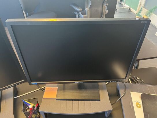 2. Stk. Skærme og kontor inventar