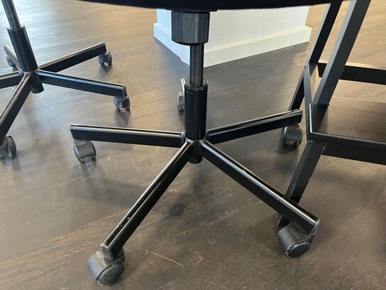 2. Stk. Kontor stole og 1. Stk. Skammel