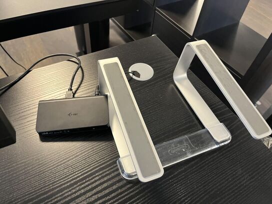 1. Stk. Skærm og diverse kontor udstyr