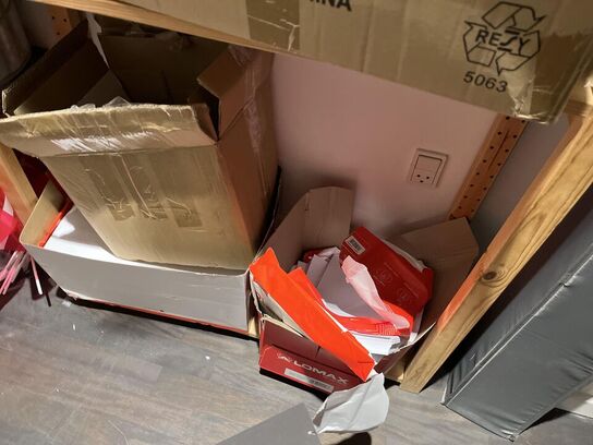 Hylder med diverse kontor artikler