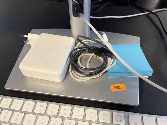 1. Stk. Skærm og diverse kontor udstyr