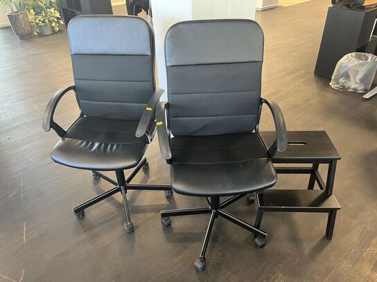 2. Stk. Kontor stole og 1. Stk. Skammel