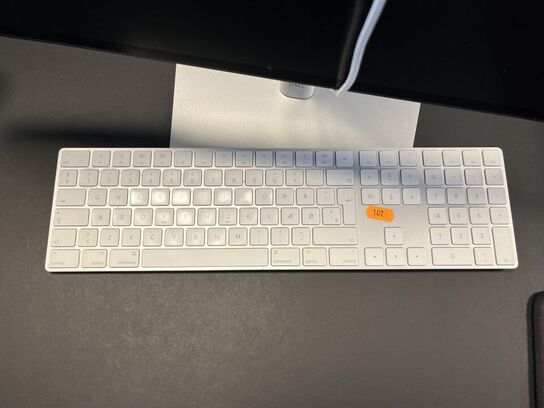 1. Stk. Skærm og diverse kontor udstyr