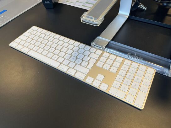 Hæve sænkebord m. Indhold 