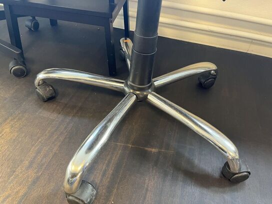 2. Stk. Kontor stole og 1. Stk. Skammel