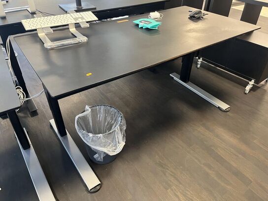 Hæve sænkebord m. Indhold 