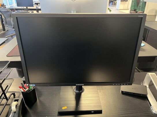 1. Stk. Skærm og diverse kontor udstyr