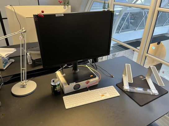 1. Stk. Skærm og diverse kontor udstyr