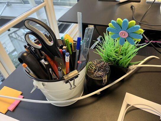 1. Stk. Skærm og diverse kontor udstyr