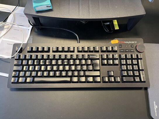 1. Stk. Skærm og diverse kontor udstyr