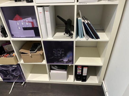 Hylder med diverse kontor artikler