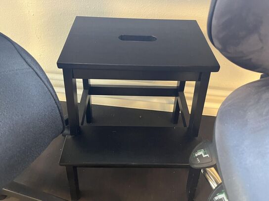 2. Stk. Kontor stole og 1. Stk. Skammel