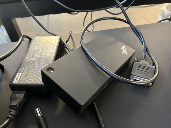 1. Stk. Skærm og diverse kontor udstyr