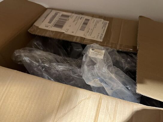 Hylder med diverse kontor artikler