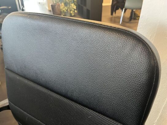 2. Stk. Kontor stole og 1. Stk. Skammel