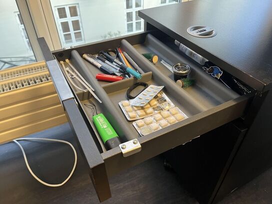 Hæve sænkebord m. Indhold 