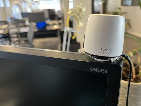 1. Stk. Skærm og diverse kontor udstyr