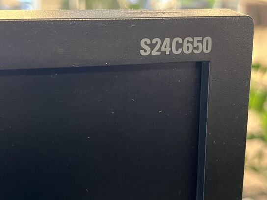 1. Stk. Skærm og et sæt højtaler samt diverse kontor udstyr med kontor stol