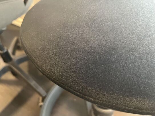 1. Stk. Kontor stol og 1. Stk. Rulle skammel 