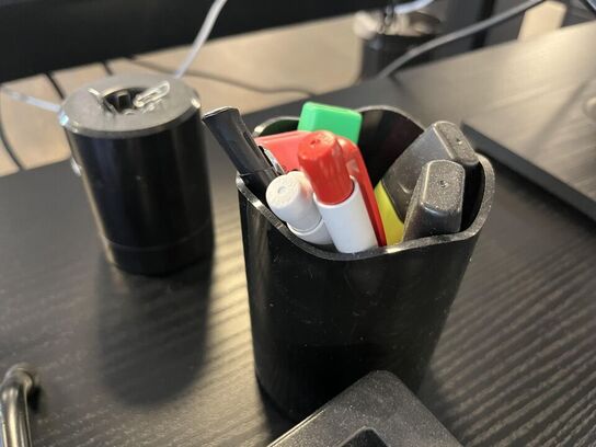 1. Stk. Skærm og diverse kontor udstyr