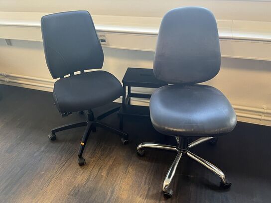 2. Stk. Kontor stole og 1. Stk. Skammel