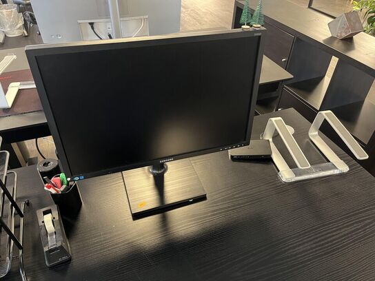 1. Stk. Skærm og diverse kontor udstyr