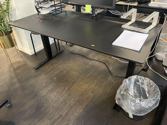 Hæve sænkebord m. Indhold 