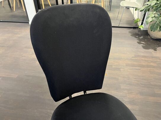 1. Stk. Skærm og et sæt højtaler samt diverse kontor udstyr med kontor stol