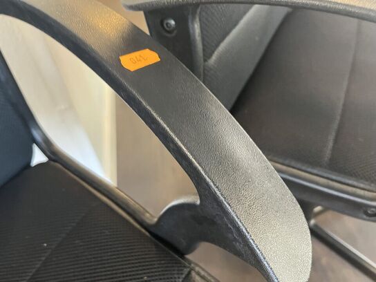 2. Stk. Kontor stole og 1. Stk. Skammel