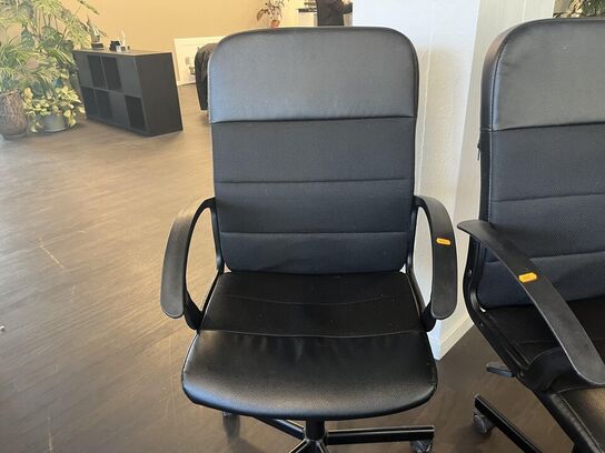 2. Stk. Kontor stole og 1. Stk. Skammel