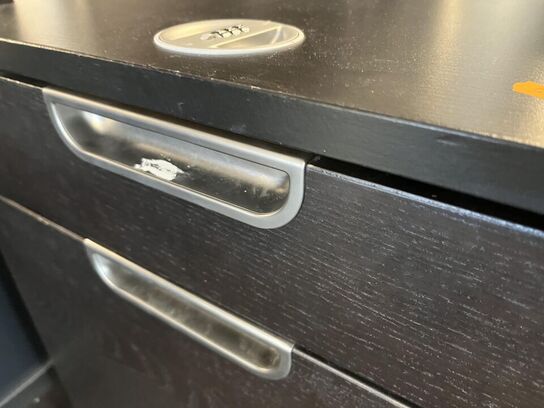 Hæve sænkebord m. Indhold 