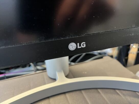 1. Stk. Skærm og diverse kontor udstyr