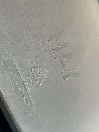 Cafe bord med 2. Stk. HAY stole og et skin