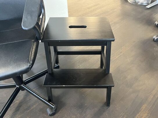 2. Stk. Kontor stole og 1. Stk. Skammel