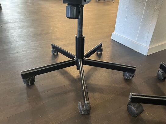 2. Stk. Kontor stole og 1. Stk. Skammel