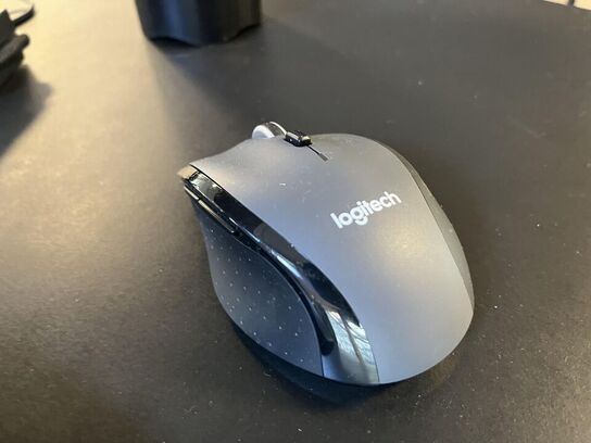 1. Stk. Skærm og diverse kontor udstyr