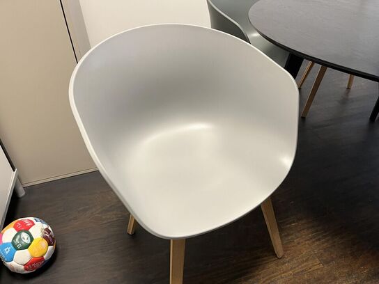 Rundt mødebord m. 6. Stk. HAY Skål stole