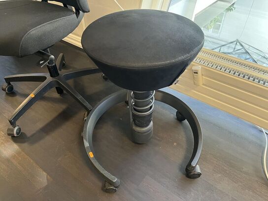 1. Stk. Kontor stol og 1. Stk. Rulle skammel 