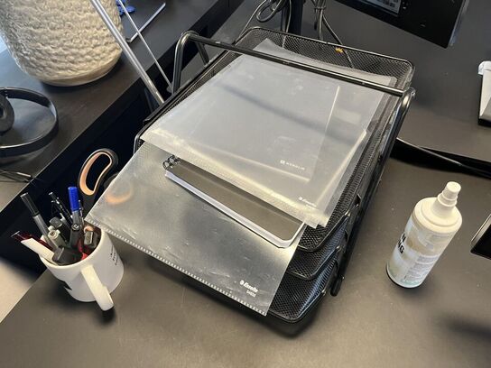 1. Stk. Skærm og diverse kontor udstyr