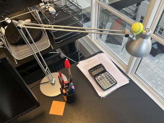 Hæve sænkebord m. Indhold 