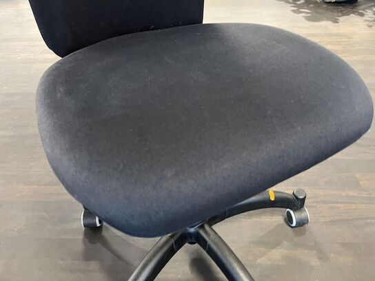 1. Stk. Skærm og et sæt højtaler samt diverse kontor udstyr med kontor stol