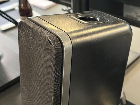 1. Stk. Skærm og et sæt højtaler samt diverse kontor udstyr med kontor stol