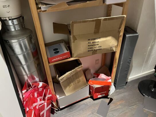 Hylder med diverse kontor artikler