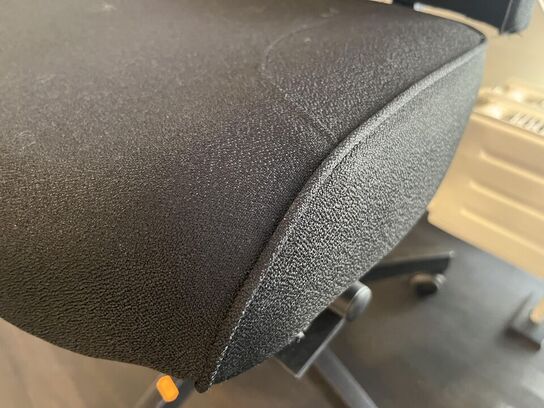 1. Stk. Kontor stol og 1. Stk. Rulle skammel 