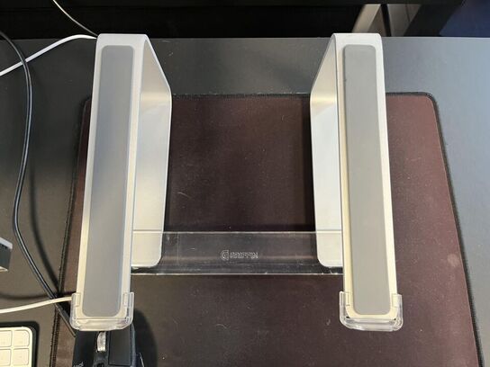 1. Stk. Skærm og diverse kontor udstyr