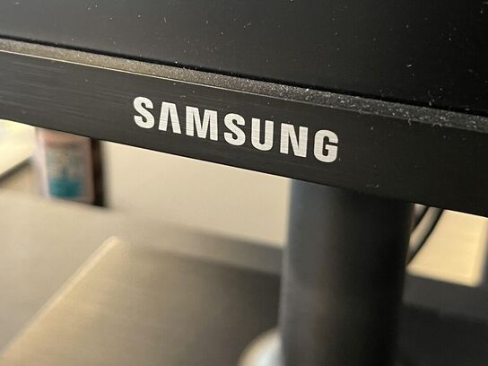 1. Stk. Skærm og et sæt højtaler samt diverse kontor udstyr med kontor stol