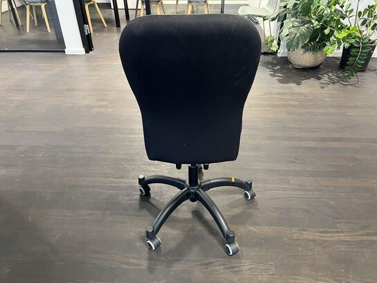 1. Stk. Skærm og et sæt højtaler samt diverse kontor udstyr med kontor stol