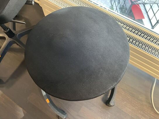 1. Stk. Kontor stol og 1. Stk. Rulle skammel 