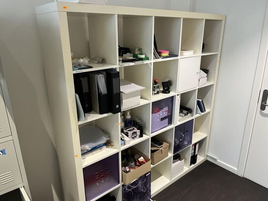 Hylder med diverse kontor artikler