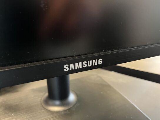 1. Stk. Skærm og diverse kontor udstyr